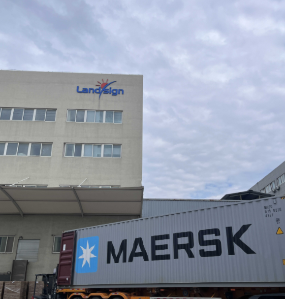 הטעינה והמשלוח של מכולות בשעות הבוקר המוקדמות מתחילות ב-Landsign