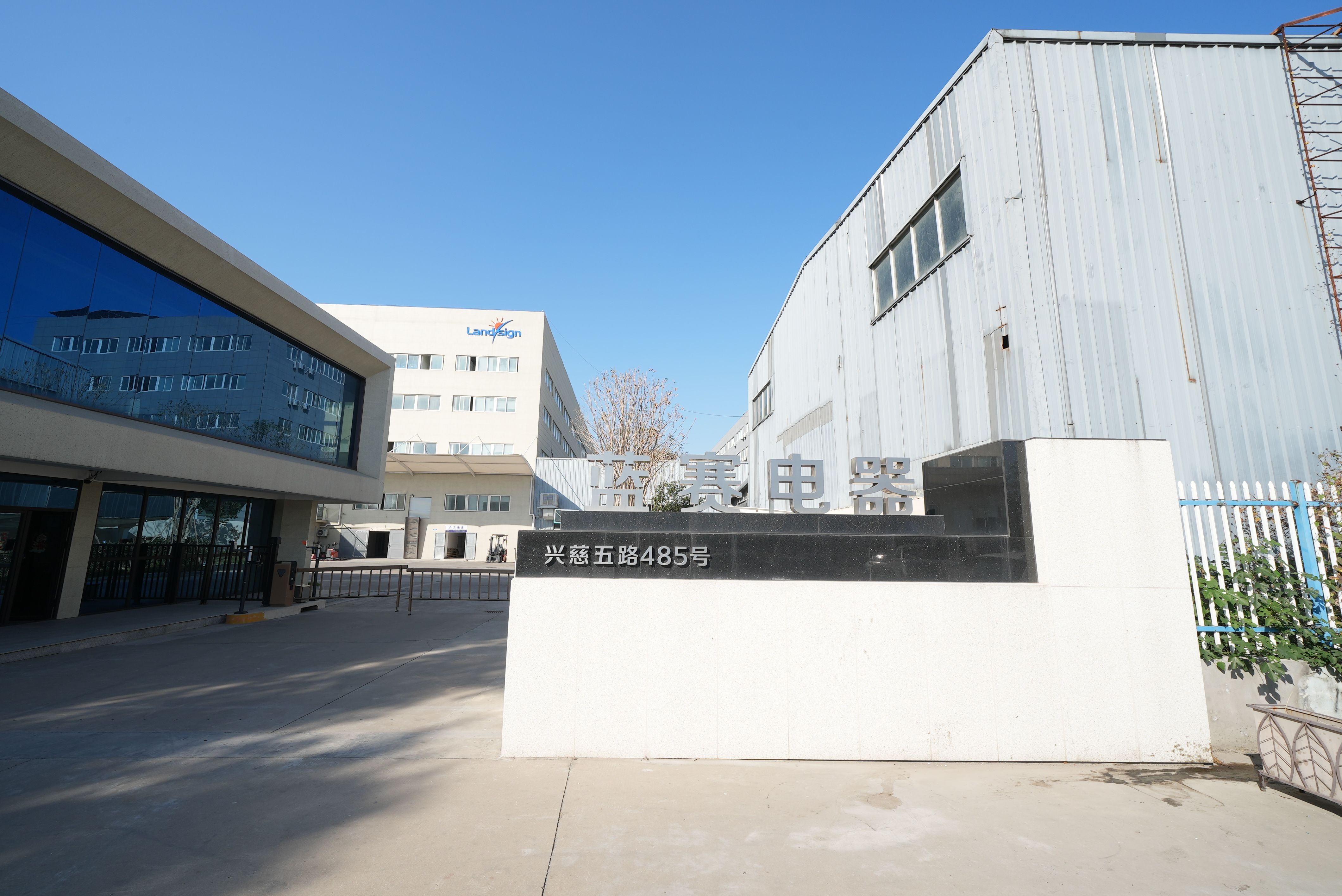 החברה עורכת הדרכת ידע בנושא חומרי אריזה והסמכת מוצרים